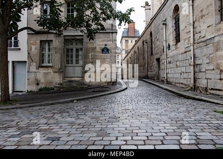 Gepflasterte Straße in Paris. Stockfoto