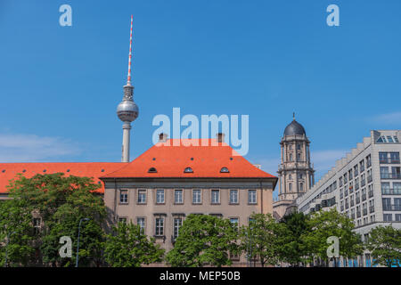 Berlin, Deutschland, Europa. Stadtbild mit TV Tower. Blick auf die Berliner Skyline im sonnigen Sommertag. Stadtzentrum mit Fernsehturm, in der Nähe von Alexanderpl Stockfoto