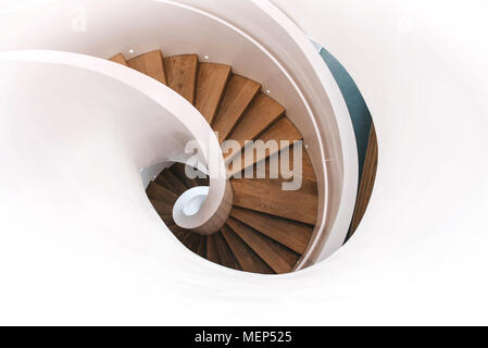 Innen moderne Wendeltreppe in Weiß. Ansicht von oben. Stockfoto