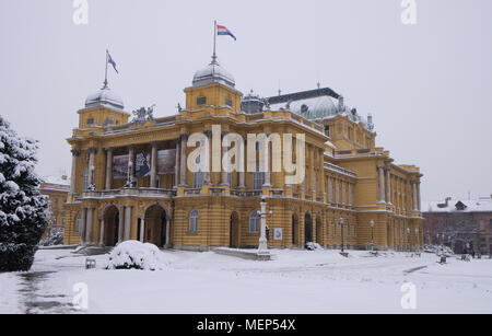 Kroatischen Nationaltheater in Zagreb Winter Ansicht, Kroatien Stockfoto