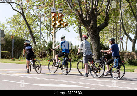 Alcudia, Mallorca, Balearen, Spanien, 2018. Eine Gruppe von Radfahrern Warten an einer Ampel am Rande der historischen Stadt Stockfoto