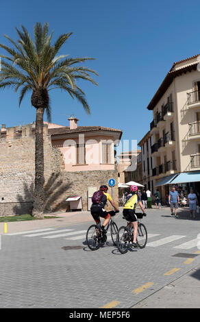 Alcudia, Mallorca, Balearen, Spanien, 2018. Radfahrer in der nur noch die Mittelalterliche Stadt Stockfoto