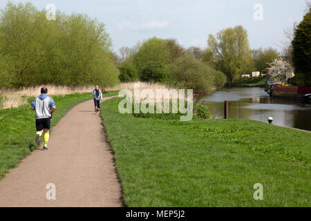 Watermead Country Park in Leicestershire, England. Ein männlicher Jogger oder Läufer, die Ausübung einer der vielen Wege in den Park. Stockfoto