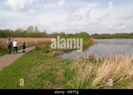 Watermead Country Park in Leicestershire, England. Eine Familie in einer der vielen Wege rund um die Seen. Stockfoto