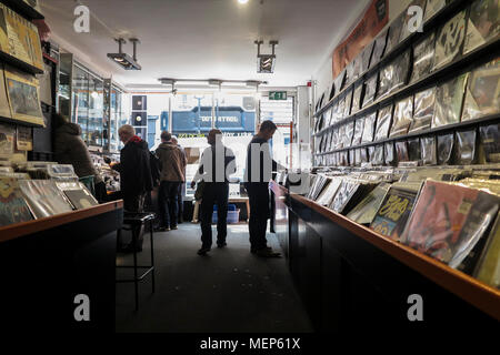 Auswählen von Vinyl in den berühmten Soho Reckless Records Shop Stockfoto