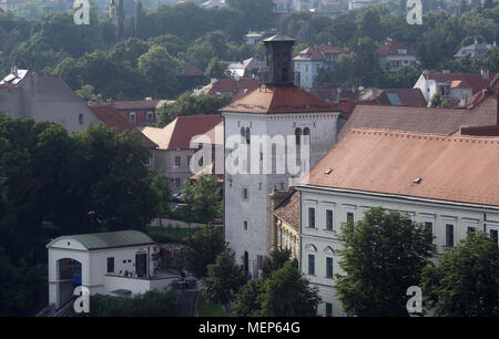 Blick auf Lotršèak-Turm, Wehrturm im alten Teil von Zagreb genannt Gradec, Kroatien entfernt. Stockfoto