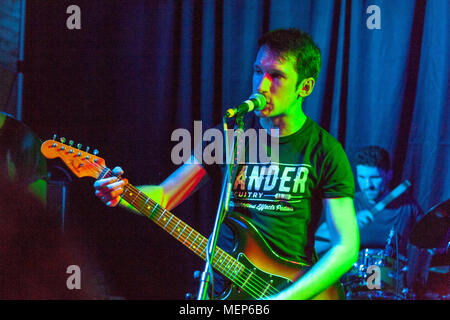 Der Holzofen Wilden sind einem rasanten Punk Rock Band aus Derry City, Nordirland. Mit pulsierenden Riffs und einem scharfen politischen Rand, sie sind oft im Vergleich zu Manic Street Prediger, Zukunft der Linken und Queens of the Stone Age. Die Band hat für ihren frenetischen Live-shows gelobt wurde, wird jede Nacht mit einem Full-blooded Cocktail der halsbrecherischen Gitarren und rasender Hymnen. Mit jedem Track der Holzofen wilden Anteil kiesige realen Geschichten von Enttäuschung und Empörung, eine Stimme für eine Generation mehr marginalisiert und verteilt als jemals zuvor. Paul Connolly Lead Vocals. Stockfoto