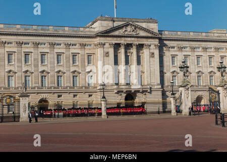 Die Grenadier Guards in voller Uniform am Buckingham Palace für die Commonwealth Tagung der Regierungschefs im Frühjahr 2018 Stockfoto