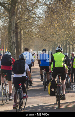 Massen von Radfahrer Radfahren entlang der Mall in London Stockfoto