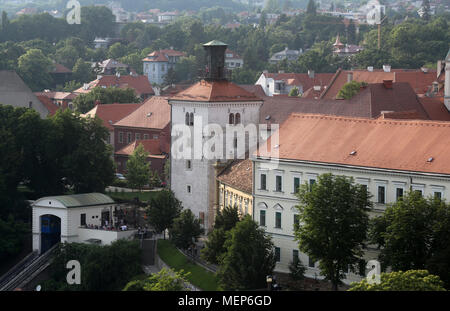 Blick auf Lotršèak-Turm, Wehrturm im alten Teil von Zagreb genannt Gradec, Kroatien entfernt. Stockfoto