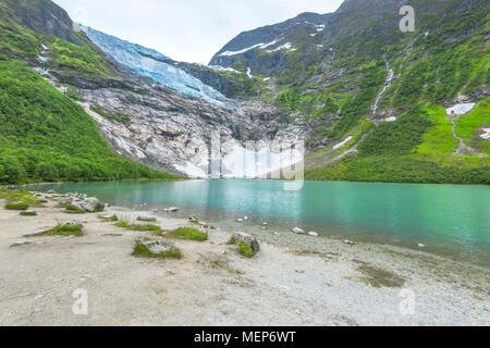 Gletscher Boyabreen, Teil des Jostedalsbreen Nationalpark, Norwegen, in der Nähe von Sogndal, Berge und Gletscher See mit türkisfarbenem Wasser Stockfoto