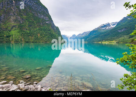 See Oldevatnet mit Spiegelung, Blick zum Gletscher Briksdalsbreen, Norwegen, in der Nähe von Luster am Nordfjorden, malerische Landschaft im Tal Oldedalen Stockfoto