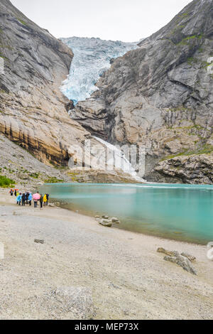 Gletscher Briksdalsbreen und seinen See, Norwegen, Arm des Jostedalsbreen, Oldedalen, Olden am Nordfjorden, internationale Touristen durch Regen Stockfoto