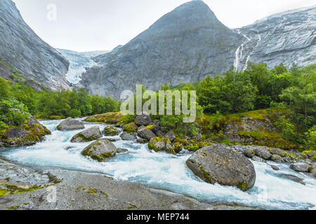 Gletscher Briksdalsbreen und seine eiszeitliche Fluss, Norwegen, Jostedalsbreen Nationalpark im Tal Oldedalen, Olden am Nordfjorden Stockfoto