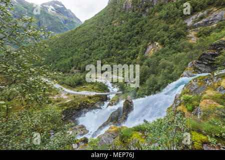 Wasserfall Kleivafossen unten Gletscher Briksdalsbreen, Norwegen, von oben, Jostedalsbreen Nationalpark, Oldedalen Tal Stockfoto