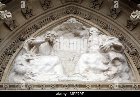 Heilige Dreifaltigkeit auf dem Portal der Kathedrale Maria Himmelfahrt in Zagreb, Kroatien. Stockfoto