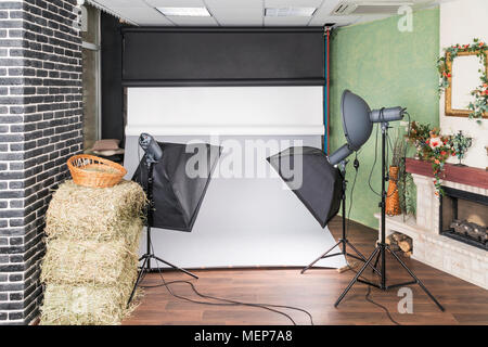 Innenausstattung Studio mit angeschlossenem Studio Equipment, Beleuchtung und Papier Hintergründe Stockfoto
