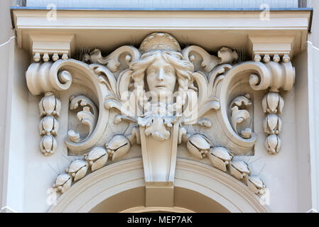 Architektonisches Detail mit einem mascaron einer jungen Frau auf eine Spalte auf der Fassade eines alten Gebäudes, Zagreb, Kroatien Stockfoto