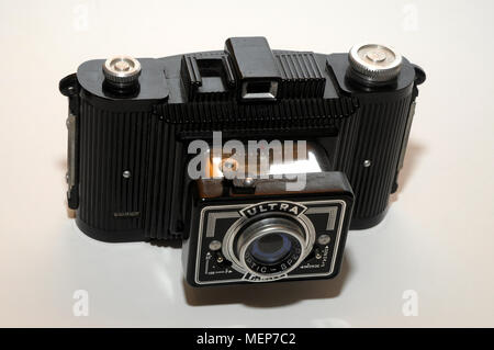 Die Ultra Fex ist ein schwarzes Bakelit Kamera in Frankreich von Fex/Indo, ca. 1946-66. Es erzeugt 6 x 9 cm Bilder auf 120 Film. Stockfoto