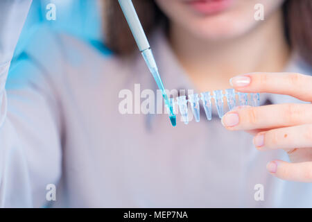 Technikerin mit Pipette in Kop für DNA die gerichtliche Prüfung Stockfoto