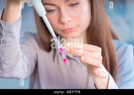 Technikerin mit Pipette in Kop für DNA die gerichtliche Prüfung Stockfoto