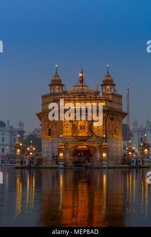 Beleuchtete Goldene Tempel, Sri Harmandir Sahib, Amritsar, Indien Stockfoto