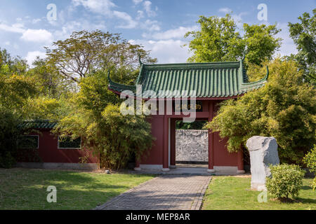 Eingang zu einem chinesischen Tempel, der Xiamen International Garden & Flower Expo Park, Jimei District, Xiamen, Fujian, China Stockfoto