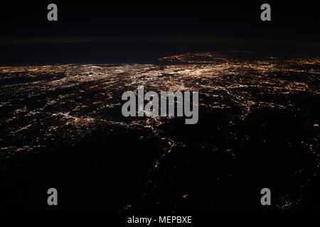 Megacity von Oben bei Nacht: New York City Stockfoto