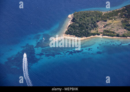 Ein Boot vorbei an einem kroatischen Insel mit hoher Geschwindigkeit Stockfoto