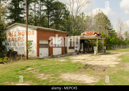 PARKTON, NC - 18 März 2012: Tankstelle & schwelgt Motor Sales aus dem Geschäft Stockfoto