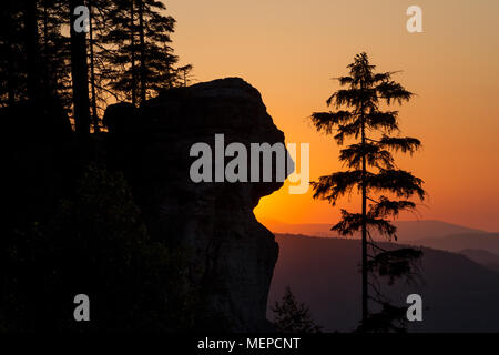 Eine Silhouette Sandstein Felsen und Bäume bei Sonnenuntergang auf Ostas Hill im Norden der Tschechischen Republik Stockfoto