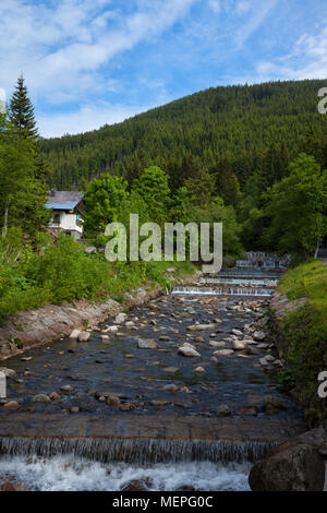 Wasserkaskaden in Pec pod Snezkou, Riesengebirge, Tschechische Republik Stockfoto