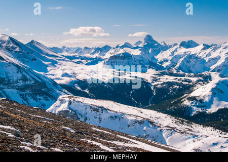 Ein Luftbild der Rocky Mountains von Kanada und Mount Assiniboine im Winter Stockfoto