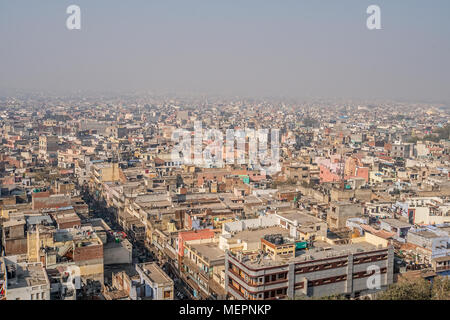 Stadtbild von Old Delhi in Indien. Blick auf das alte Viertel von Neu Delhi. Umweltverschmutzung und Smog in der Luft. Dächer mit niedrigem Einkommen schlechte Haus Stockfoto