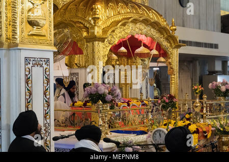 DELHI, Indien - 8. Januar 2018: Gebet der Sikhs in Gurudwara Bangla Sahib. Im Inneren des Tempels Stockfoto