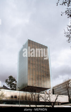 Madrid, Spanien - 7. April 2018: Low Angle View von castelar Turm in die Avenida Castellana in Madrid gegen bewölkter Himmel Stockfoto