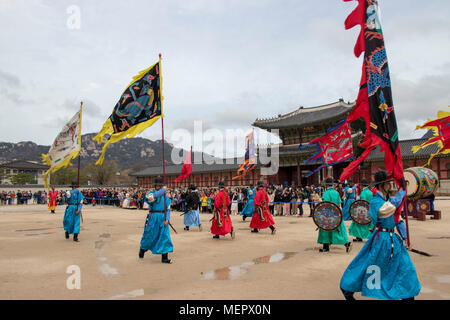 Seoul, Südkorea - Ändern der königlichen Wachen Zeremonie an Gyeongbokgung Palast Stockfoto