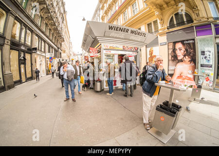 Wiener Würstchen auf wurstl Graben Straße Wien Österreich Europa ausgeht. Stockfoto