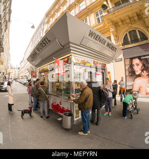 Wiener Würstchen auf wurstl Graben Straße Wien Österreich Europa ausgeht. Stockfoto