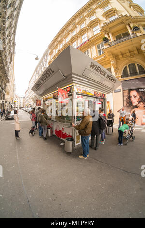 Wiener Würstchen auf wurstl Graben Straße Wien Österreich Europa ausgeht. Stockfoto