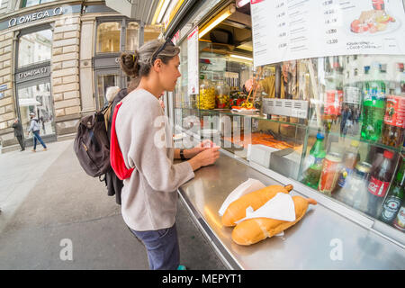 Wiener Würstchen auf wurstl Graben Straße Wien Österreich Europa ausgeht. Stockfoto