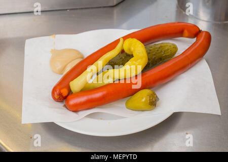 Debreziner Würstchen und Pickles bei der Wiener Würstchen auf wurstl Graben Straße Wien Österreich Europa ausgeht. Stockfoto