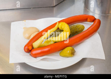 Debreziner Würstchen und Pickles bei der Wiener Würstchen auf wurstl Graben Straße Wien Österreich Europa ausgeht. Stockfoto