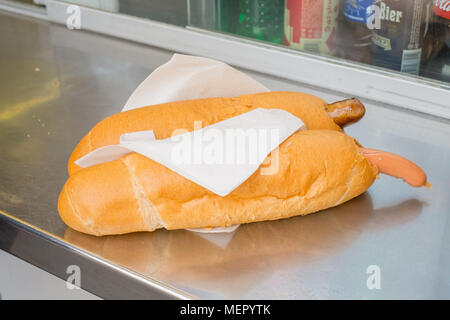 Hot Dogs an der Wiener Würstchen auf wurstl Graben Straße Wien Österreich Europa ausgeht. Stockfoto
