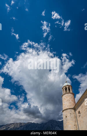 Der Glockenturm der Basilika Unserer Lieben Frau von den Felsen in der Bucht von Kotor, Perast, Montenegro. Stockfoto