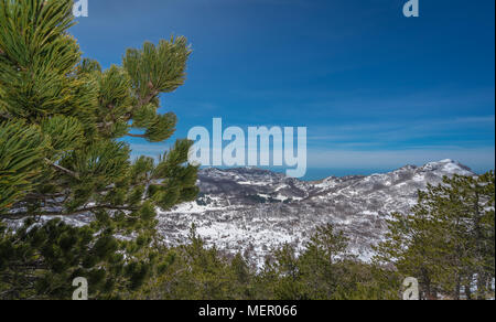 Herrlichem Bergblick Winterlandschaft wie aus dem Berg Lovcen in Nationalpark Lovcen, Montenegro gesehen Stockfoto