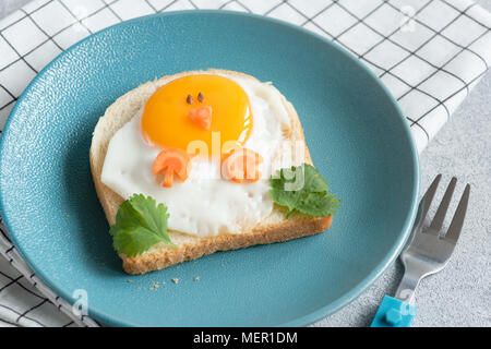 Lustige chicken Sandwich für Kinder auf einem blauen Schild. Essen Kunst, kreative Idee für Kinder Frühstück. Detailansicht.