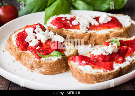 Italienische Bruschetta mit geröstetem Pfeffer und Ziegenkäse Feta. Detailansicht, selektiver Fokus Stockfoto