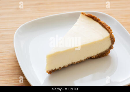 Scheibe der einfachen klassischen Käsekuchen auf weiße Platte. Selektiver Fokus Stockfoto