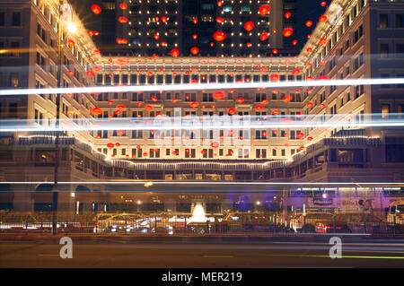 Hongkong, China - Feb, 8,2018: modernes Gebäude neben verkehrsreiche Straße in Tsim Sha Tsui, Hong Kong China. Stockfoto